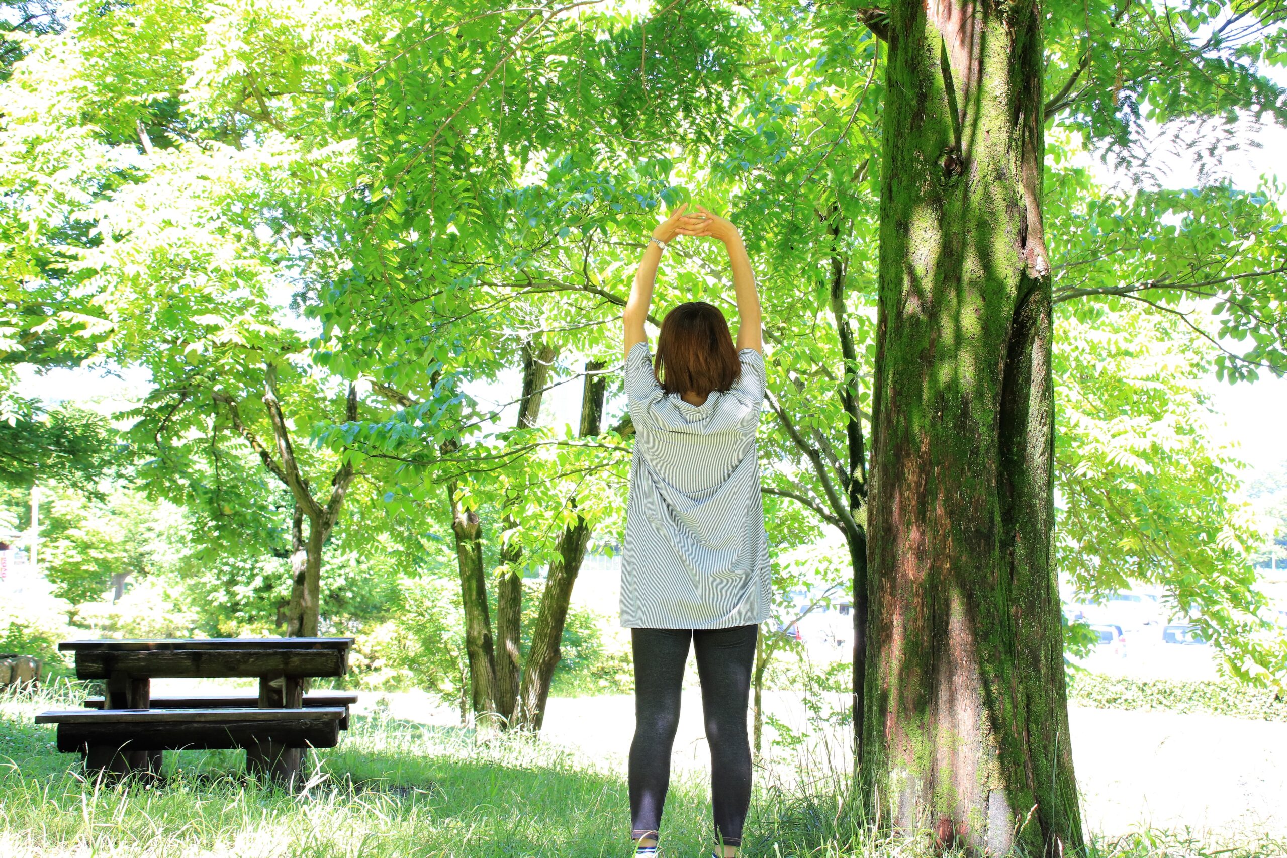 深呼吸するシニア女性